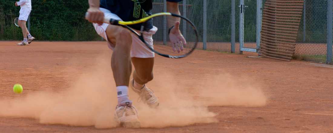 Tennisspieler auf einem Tennisplatz der Uni Bayreuth.