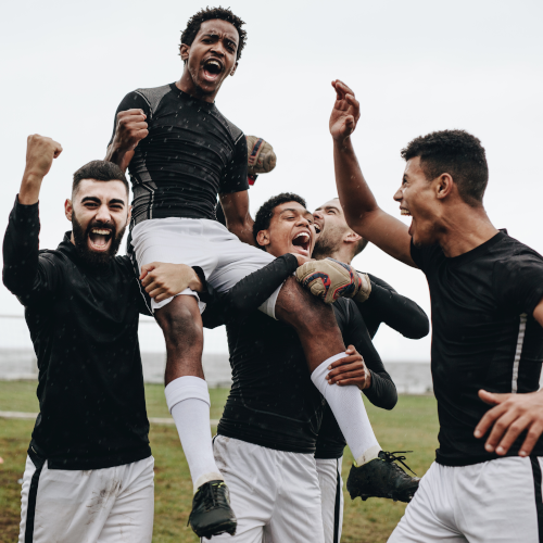 Fußballteam feiert Sieg.